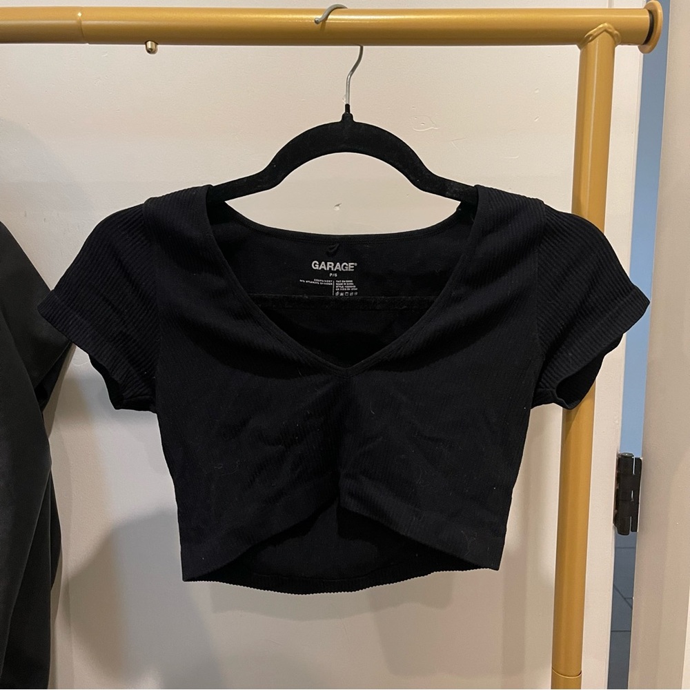 Garage basic black crop top, ribbed material